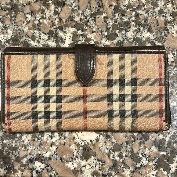 Burberry Wallet! | Vintage | Beautiful Beige Women’s hand wallet! - Picture 2 of 3